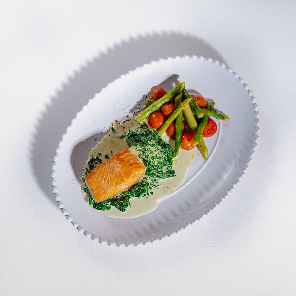 Стейк из форели, спаржа и черри на гриле, сливочный соус со шпинатом