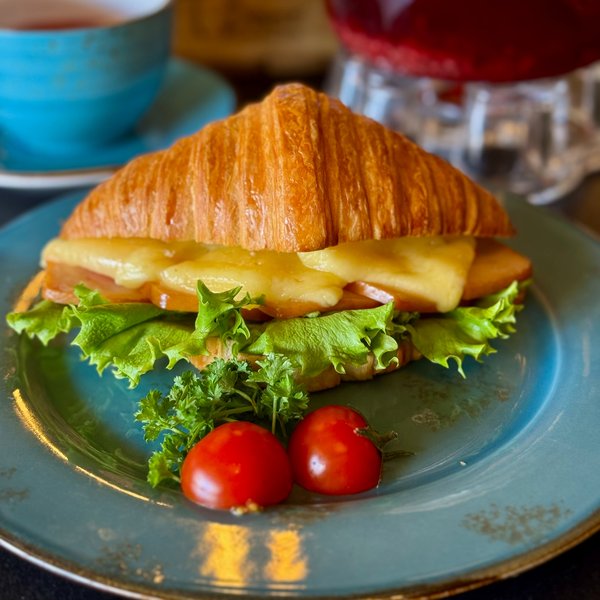 Круассан с копченной индейкой и сыром