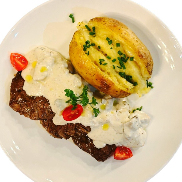 Медальоны с грибным соусом и картофелем в мундире