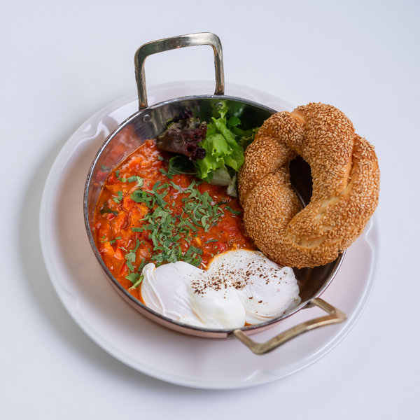 Шакшука с яйцами пашот и симит