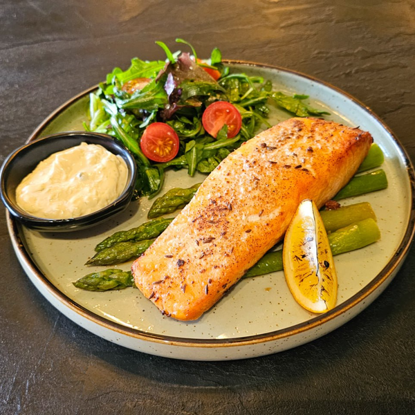 Семга со спаржей и сванской солью