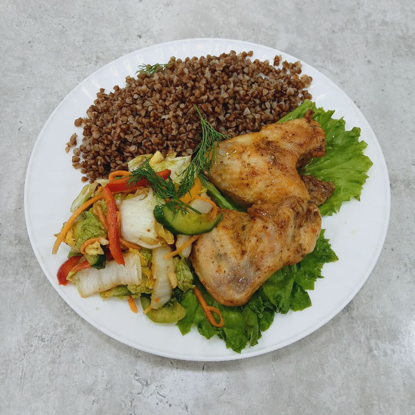 Крылышки запеченные с гарниром