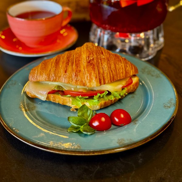 Круассан с сыром моцарелла и соусом песто