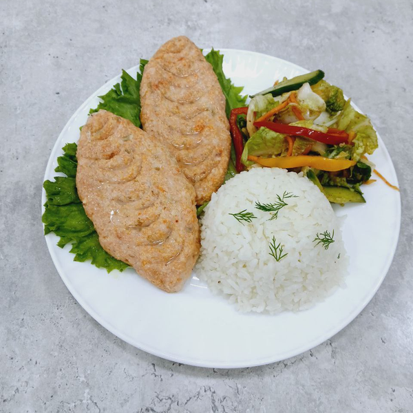 Куриные котлеты с гарниром