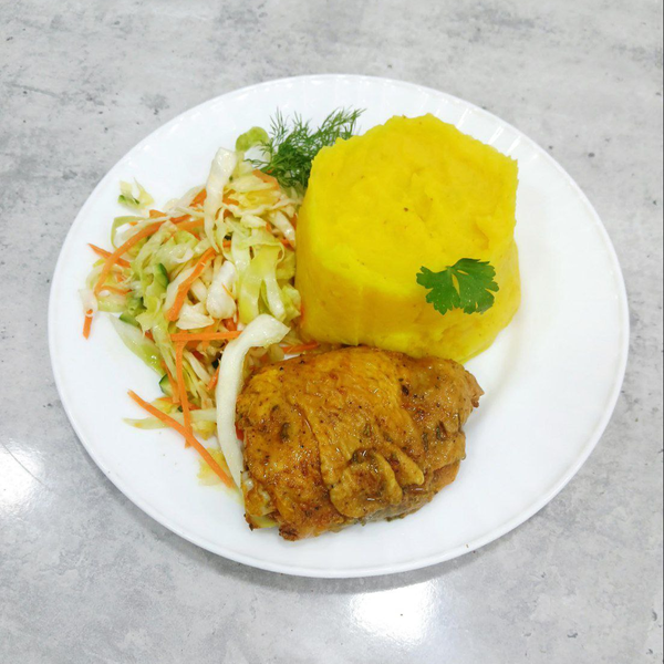 Бёдрышко запеченное с гарниром