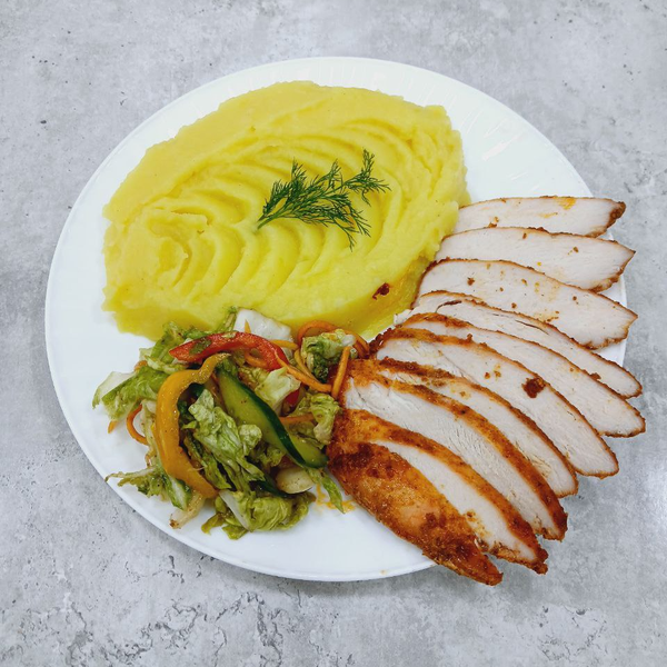 Запеченная грудка с гарниром