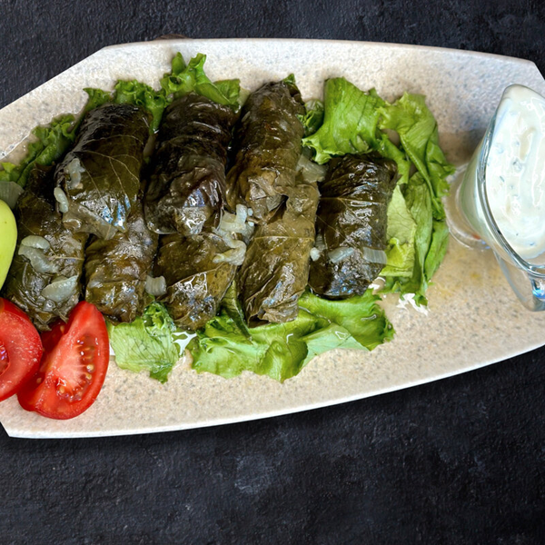 Долма под чесночным соусом