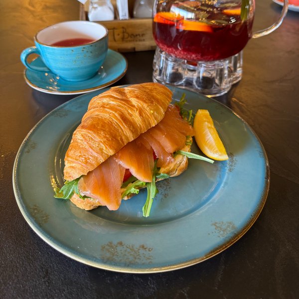 Круассан со слабосолёной сёмгой и рукколой