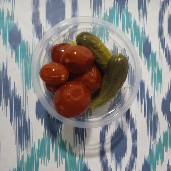 Микс помидоров и огурцов