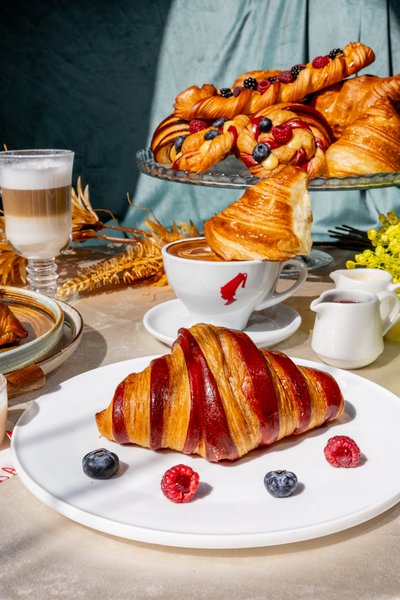 Круассан с клубникой