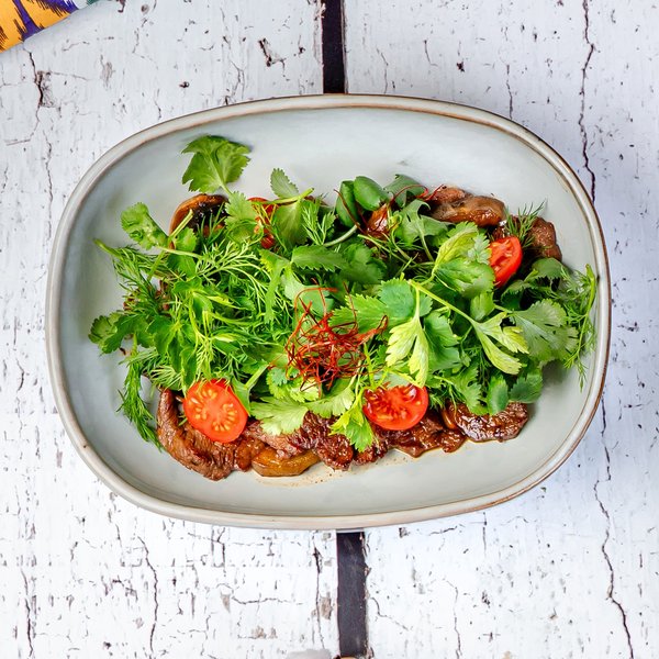 Тёплый салат из ягненка и овощей