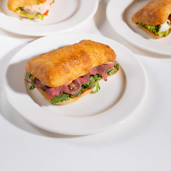 Сэндвич ростбиф, крем-соус из тунца, руккола и каперсы