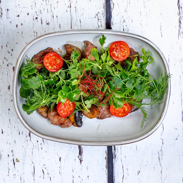 Теплый салат из телятины и овощей