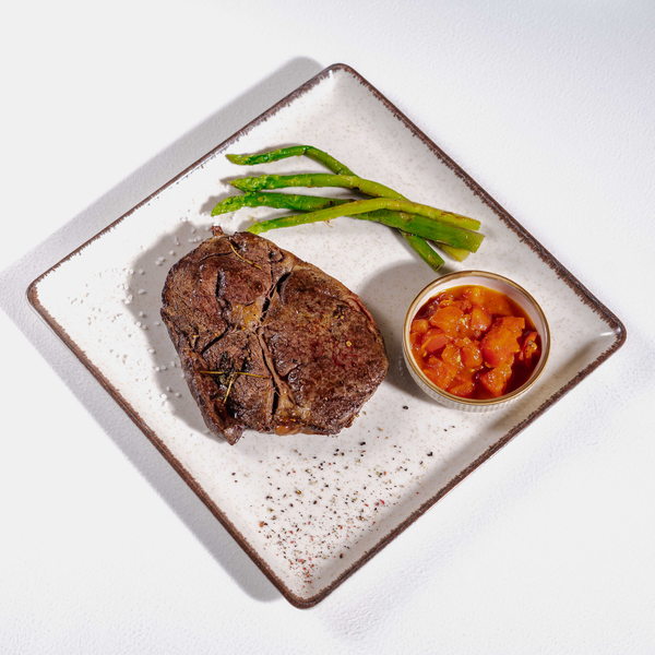 Стейк рибай, спаржа на гриле, томатная сальса