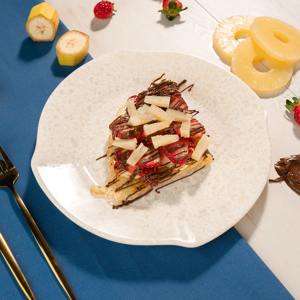 Блинчик с шоколадом, бананом, клубникой и ананасом