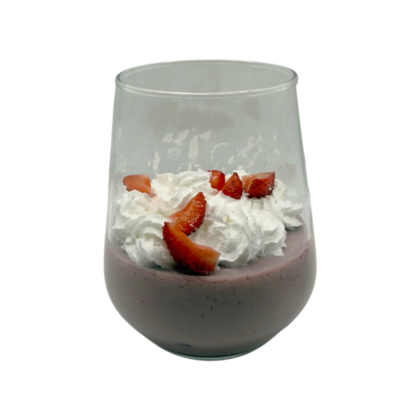 Пюре ежевики, сливки, взбитые сливки, клубника