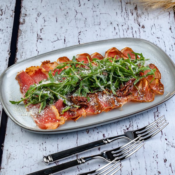 Сыровяленая говядина с молодой рукколой и выдержанным сыром