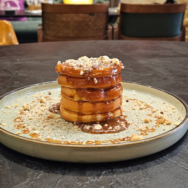 Панкейки с карамельным соусом