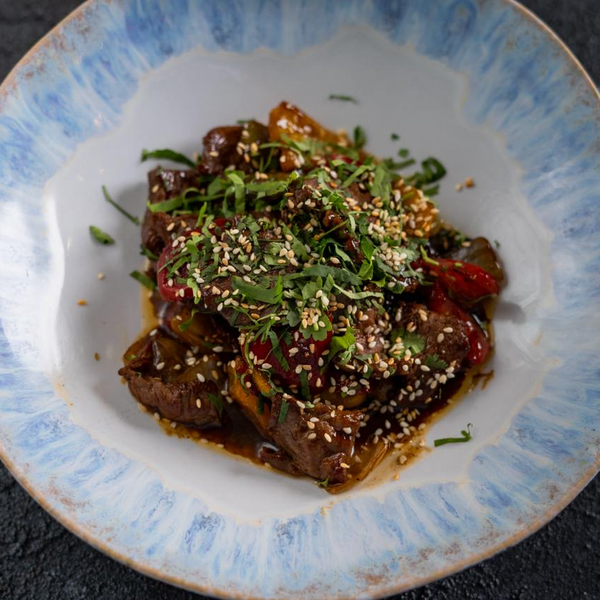 Нежная телячья вырезка в перечном соусе с овощами