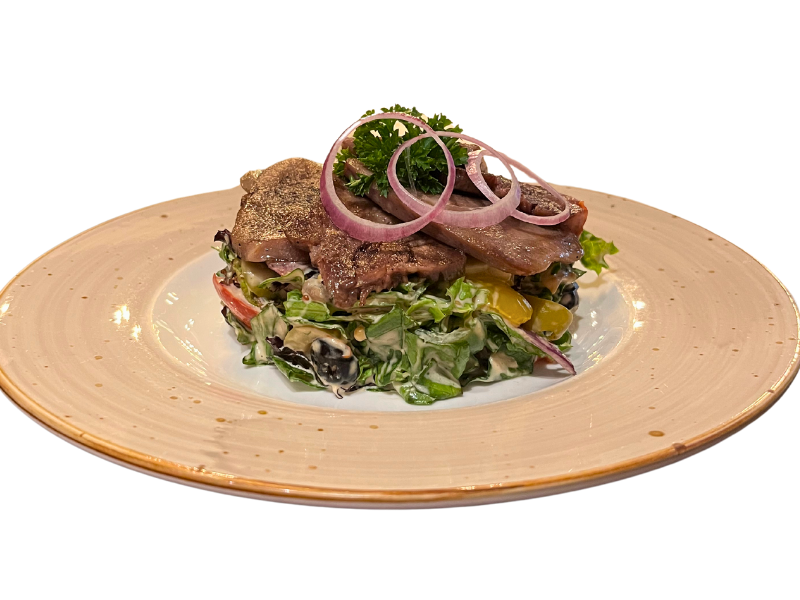 Микс-салат с языком на гриле