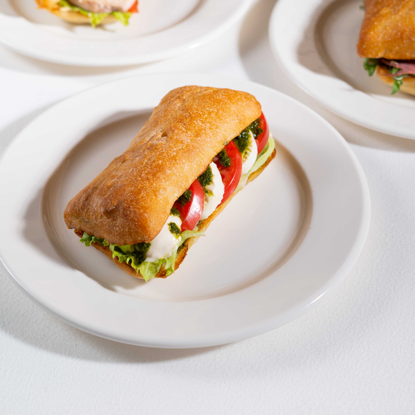 Сэндвич с моцарелла, помидоры, соус песто