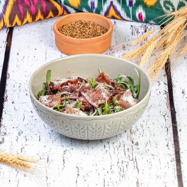 Салат из рукколы и вяленой говядины