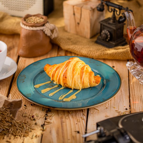 Круассан со сгущенным молоком