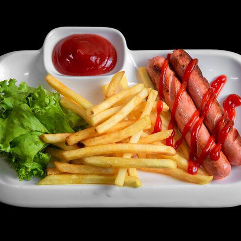 Картофель фри и две сосиски