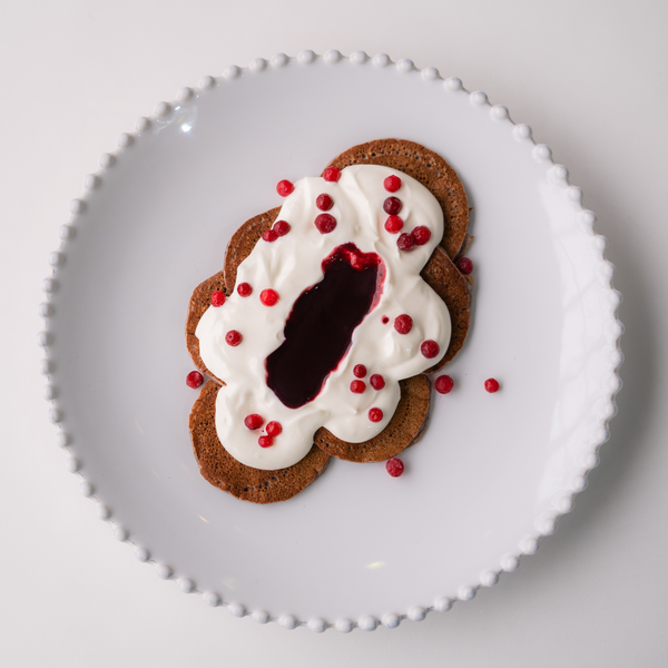 Панкейки с вишневым соусом и заварным кремом