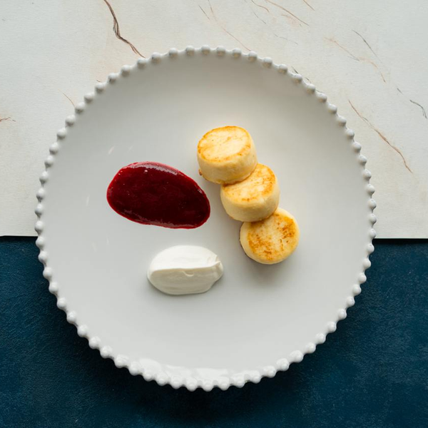 Сырники с ягодным соусом и сметаной