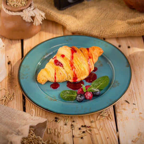 Круассан с малиновым джемом