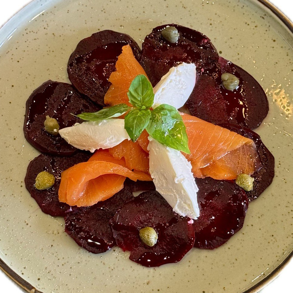 Карпаччо из свеклы с крем-чизом и слабосоленым лососем