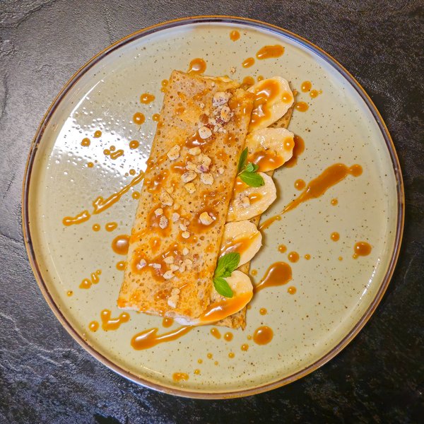 Блинчик с бананом и карамельным соусом