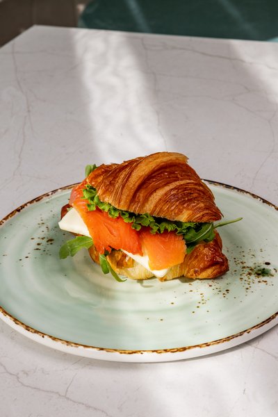 Круассан с лососем