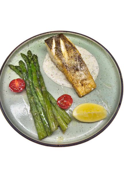 Стейк из судака с соусом бешамель и спаржей