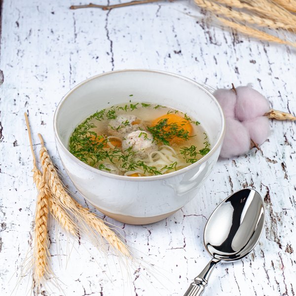 Куриный бульон с лапшой и фрикадельками