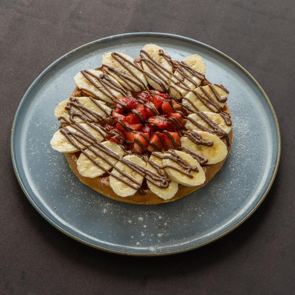 Бельгийские вафли с клубникой, бананом и Nutella